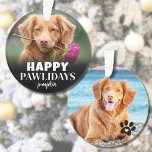Ornamento Feliz Natal de Cachorro Feliz<br><div class="desc">Ornamento de Fotos de Cachorro "Happy PAWlidays" personalizado. Adicione um pouco de alegria e humor de férias à sua decoração com este adorável ornamento de cão, perfeito para mostrar o lado malicioso do seu filhote. A frente apresenta o texto festivo "Happy PAWlidays" como uma reviravolta divertida na saudação tradicional de...</div>