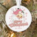 Ornamento Feliz Natal Papais noeis de Tipografia Retro Rosa<br><div class="desc">Feliz Natal,  tipografia retrógrada rosa,  com um Pai Natal com um chapéu rosa.</div>