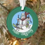 Ornamento Feliz Natal! Texto Editável Esquiando Snowman<br><div class="desc">Uma decoração festiva para a sua árvore de Natal, apresentando um desenho de um boneco de neve alegre com nariz de cenoura e olhos de carvão, balançando através da neve sobre os esquis, em um chapéu de inverno vagabundo e cachecol tartano. Uma imagem otimista para o Natal ou durante todo...</div>
