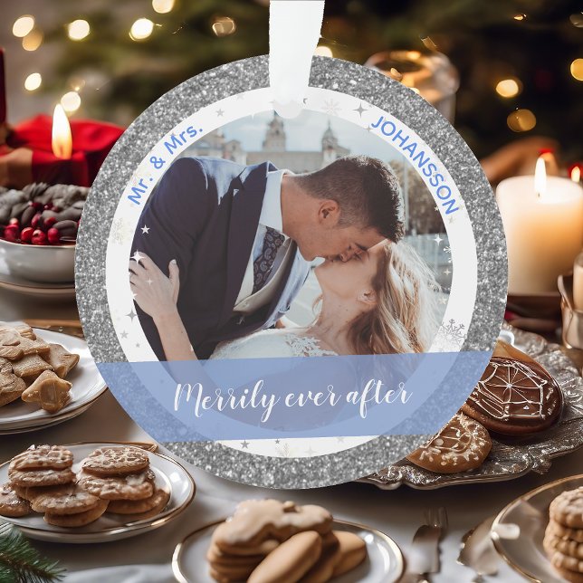 Ornamento Feliz para sempre depois de 1rua de Natal como Sr. (Our First Christmas as Mr. and Mrs. Elegant Merrily Ever After Silver Glitter 2 Photos Snowflakes)