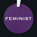 Ornamento Feminista, texto em negrito sobre púrpura clara e<br><div class="desc">Mostre orgulhosamente o seu apoio à igualdade de direitos entre homens e mulheres na sua árvore de Natal com um ornamento acrílico personalizado que diz: "Feminista" em texto branco a negrito sobre um fundo roxo escuro na frente e em texto negro a negrito sobre roxo pálido na parte de trás....</div>