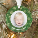 Ornamento Flocos de neve em acrílico de foto verde<br><div class="desc">Suas fotos favoritas são apresentadas neste ornamento acrílico redondo, de lado 2, com flocos de neve dourados sobre um fundo verde de luzes desfocadas. Carregue suas imagens para criar os enfeites das árvores de Natal para você mesmo ou dê como presente para a família, amigos, pais e avós! Mais cores...</div>