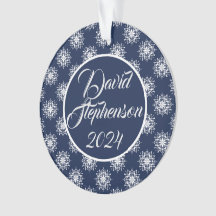 Flocos de neve gelados no céu azul da meia-noite