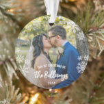 Ornamento Flocos de neve Primeiro Natal Como Sobrenome Casad<br><div class="desc">Floco de neve temeu o primeiro Natal como ornamento casado com seu sobrenome em um encantador roteiro de pincel, personalizado com suas fotos de casamento. Primeiro Natal como ornamento casado para recém-casados personalizados com uma foto de cada lado, seu sobrenome em uma cobertura de script de pincel branco junto com...</div>