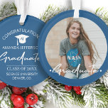 Ornamento Formatura | Ano de aula e azul FOTO escolar<br><div class="desc">Simples e elegante script de tipografia azul e branca e seu fazer personalizado de fotografia,  um na moda elegante,  mantém o ornamento da árvore de Natal.          Fácil de personalizar com seu nome,  classe,  escola e monograma / iniciais e imagem de nome!                                                                                                                                                                                                                                                                 </div>