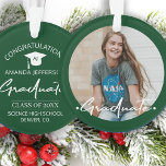 Ornamento Formatura | Ano de aula e FOTO escolar verdes<br><div class="desc">Simples e elegante roteiro de tipografia verde e branca e seu fazer personalizado de fotografia,  uma na moda elegante formatura,  mantém o ornamento da árvore de Natal.          Fácil de personalizar com seu nome,  classe,  escola e monograma / iniciais e imagem de nome!                                                                                                                                                                                                                                                                 </div>