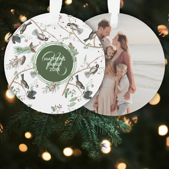 Ornamento Foto da família Berries & Pinecones de Aves de Fra (Chickadee Birds Berries & Pinecones Family Photo Ornament)