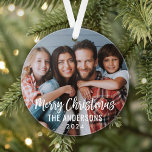 Ornamento Foto da Família Feliz de Natal de Script Moderno<br><div class="desc">O design de ornamento de fotos na moda para os feriados apresenta sua imagem de família favorita com o texto Feliz Natal em caracteres modernos de script escovado. Personalize o texto personalizado com seu sobrenome ou nome da família e o ano. Um simples padrão de flocos de neve brancos de...</div>