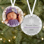 Ornamento Foto da Primeira Menina de Natal Floco de Neve<br><div class="desc">O Elegante floco de neve emoldurado pela primeira design de decoração de fotos de Natal do bebê apresenta uma coroa redonda de flocos de neve brancos no inverno que enquadra a foto de recém-nascido da menina. Uma mensagem personalizada de "Primeiro Natal do Bebê" aparece no verso com texto que pode...</div>