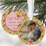 Ornamento Foto de Casais de Diversão Vermelha Cor-de-Rosa Ca<br><div class="desc">Comemore seu primeiro Natal como um casal casado com este lindo ornamento fotográfico com uma mão clássica desenhada holly e um padrão de bagas em um fundo retrorreflector rosa com uma foto de um lado e seu texto no verso.</div>