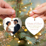 Ornamento Foto De Casamento De Ondas Douradas Da Elegante Ro<br><div class="desc">Elegante adorno de guardas de férias em forma de coração para um novo casal apresenta um retrato de casamento na frente com um monograma personalizado e "Primeiro Natal como Sr. & Sra." no verso. As cores branco,  rosa e dourado no verso podem ser personalizadas.</div>