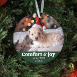 Ornamento Foto de conforto e alegria e nome do Natal moderno<br><div class="desc">Apresentando nossa "Foto de Conforto e Joy e Nome Moderno do Ornamento Verde Escuro de Natal", um presente sofisticado e personalizado adequado para amigos, família, colegas de trabalho e até seus queridos animais de estimação. Este ornamento finamente trabalhado apresenta um design contemporâneo adornado com a mensagem emocionante de "Conforto &...</div>