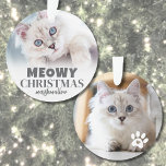 Ornamento Foto de gato de Natal<br><div class="desc">Ornamento Personalizado De Foto De Gato "Feliz Natal". Traga alguma alegria e humor de férias para a sua decoração com este adorno de gatos, perfeito para aqueles com um gatinho malicioso ou gatinho maldoso. A frente apresenta o texto festivo "Meowy Christmas" como uma reviravolta divertida na saudação tradicional, juntamente com...</div>