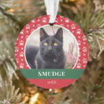 Ornamento Foto de Pet do Padrão de Impressão da Pata Branca<br><div class="desc">Enfeite para o Natal com dentro de foto do seu animal de estimação um quadro vermelho com um padrão de impressão de pata. Adicione o nome do seu animal de estimação e o ano.</div>