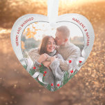 Ornamento Foto de quadro Holly & Pine Silver Newlyweds 1 rua<br><div class="desc">Moldura prateada com enfeite e ornamento de pinheiro para mostrar sua própria memória especial. A forma do coração é um símbolo perfeito para o amor. A brilhante e brilhante borda prateada circunda suas fotos memoriais. A fita sagrada, pinheira e seda completa toda a design com uma atmosfera alegre da época...</div>