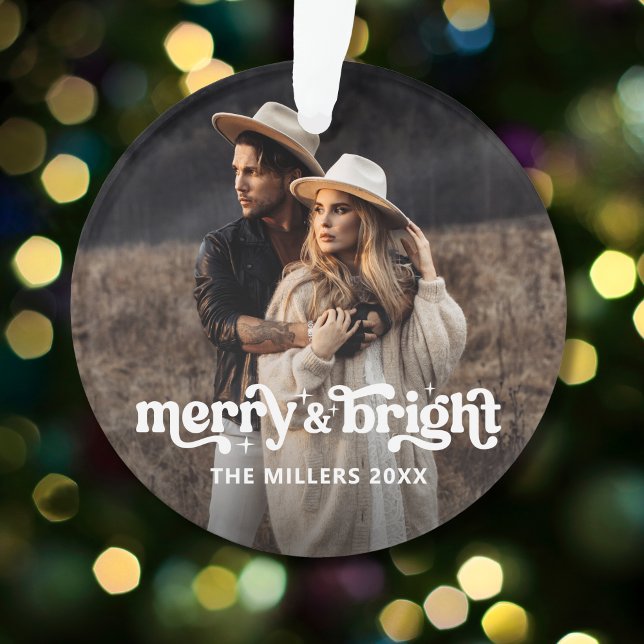 Ornamento Foto do Casal de Natal moderno e feliz (Merry and Bright Couple Photo Ornament)