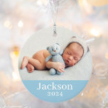 Ornamento Foto do nome personalizado do Blue Baby Boy<br><div class="desc">O ornamento de fotos simplesmente elegante para o Primeiro Natal de um bebê pode ser personalizado com uma fotografia de um recém-nascido e um texto personalizado para o primeiro nome. Escolha incluir a mesma foto em ambos os lados ou duas fotos diferentes. A cor de fundo azul pode ser alterada...</div>