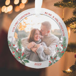 Ornamento Foto do quadro clássico Holly Pine Silver Newlywed<br><div class="desc">A Enfeites de natal Classic Holly Pine Silver Frame Photo Newlyweds 1rua tem um quadro prateado brilhante adornado com ornamento Holly, Pine e Fita para exibir sua própria memória especial. A brilhante e brilhante borda prateada circunda suas fotos memoriais. A fita sagrada, pinheira e seda completa toda a design com...</div>