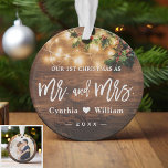 Ornamento Foto do Sr. Primeiro Natal Rustic String Lights<br><div class="desc">***** Não se esqueça de carregar sua foto favorita no verso. Se você não precisa da colocação de fotos, você pode removê-la usando a ferramenta design ***** Celebrar seu Primeiro Natal Casado com este Ornamento Fotográfico de Luzes de Corda de Olhar de Madeira Rústica. Adicionando uma foto e um texto...</div>