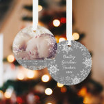 Ornamento Foto dos flocos de neve de Natal do Winter Baby<br><div class="desc">Este doce design apresenta flocos de neve brancos e prateados com espaço para uma foto comemorar o Natal de 1rua de Bebê! A coleção de produtos de coordenação está disponível no nosso compro, zazzle.com/store/doodlelulu. Entre em contato conosco se precisar deste design aplicado a um produto específico para criar seu próprio...</div>