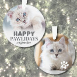 Ornamento Foto Feliz de Feliz Feliz Feliz Gato de Gatinho<br><div class="desc">Ornamento de Foto Cat "Feliz PAWlidays" personalizado. Traga alguma alegria e humor de férias para a sua decoração com este adorno de gato divertido, perfeito para aqueles com um gatinho malicioso, gatinho malvado, ou bebê amado. A frente apresenta o texto festivo "Happy PAWlidays" como uma reviravolta divertida no cartões de...</div>