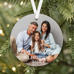 Ornamento Foto Personalizada da Família de Script de Feliz N<br><div class="desc">O design de ornamento de fotos na moda para os feriados apresenta sua imagem de família favorita com o texto Feliz Natal em caracteres modernos de script escovado. Personalize o texto personalizado com seu sobrenome ou nome da família e o ano. Um simples padrão de flocos de neve brancos de...</div>