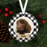 Ornamento Foto Personalizada De Cachorro De Xadrez Búfalo Pr<br><div class="desc">Coloque seus animais favoritos na sua árvore de Natal! Este ornamento festivo apresenta uma foto favorita do seu cão (ou outro animal de estimação) com uma placa de nome de cão bronzeado que pode ser personalizada com um nome e um fundo com padrão de xadrez preto e branco para verificação...</div>