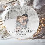 Ornamento Foto Personalizada: Primeiro Script de Cinza de Na<br><div class="desc">Comemore o primeiro Natal do seu casamento com este belo ornamento moderno do keepsasasaame. O texto da cinza lê "Nosso primeiro Natal como Sr. & Sra.", com as palavras "Sr. & Sra." em um roteiro elegante, com flores antes e depois. Substitua a imagem de exemplo por sua foto favorita e...</div>