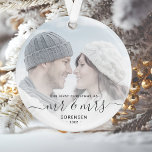 Ornamento Foto Personalizada: Primeiro Script de Cinza de Na<br><div class="desc">Comemore o primeiro Natal do seu casamento com este belo ornamento moderno do keepsasasaame. O texto da cinza lê "Nosso primeiro Natal como Sr. & Sra.", com as palavras "Sr. & Sra." em um roteiro elegante, com flores antes e depois. Substitua a imagem de exemplo por sua foto favorita e...</div>