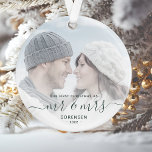 Ornamento Foto Personalizada: Primeiro Script Verde de Natal<br><div class="desc">Comemore o primeiro Natal do seu casamento com este belo ornamento moderno do keepsasasaame. O texto verde do pinheiro escuro diz "Nosso primeiro Natal como Sr. & Sra.", com as palavras "Sr. & Sra." em um roteiro elegante com flores antes e depois. Substitua a imagem de exemplo por sua foto...</div>