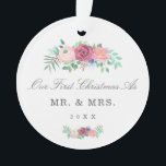 Ornamento Foto Romântica de Casamento Floral de Garland Rosa<br><div class="desc">Você se casou este ano? Adicione uma memória à sua árvore de Natal com este elegante ornamento de manutenção do casamento com a mensagem "Nosso Primeiro Natal como Sr. e Sra." e o ano do seu casamento. Adicione sua foto favorita ao fundo. Este ornamento também faz um presente excelente para...</div>
