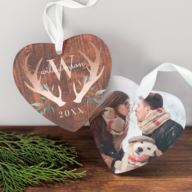Ornamento Foto Rústica de Veado de Madeira Antler & Greenery (Rustic Wood Deer Antler & Greenery Monogram Photo Ornament)