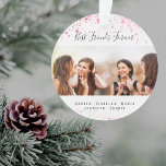 Ornamento Fotografias personalizadas, melhores amigos para s<br><div class="desc">Um presente para o(s) seu(s) melhor(s) amigo(s) para aniversários,  Natal ou evento especial. Texto preto: Melhores Amigos para sempre,  escrito com um script de estilo com letra de tendência. Personalize e use sua própria foto e nomes. Um fundo branco chic,  decorado com poeira brilhante rosa.</div>