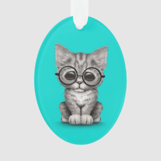 Ornamento Gatinho cinzento bonito do gato malhado com os