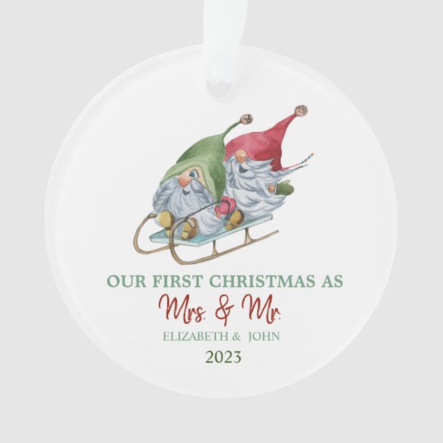 Ornamento Gnômes Fofos Trenó Nosso Primeiro Natal  (Frente)