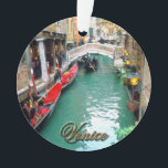 Ornamento Gôndola em um canal Venetian<br><div class="desc">Gôndola bonitas que flutuam pacificamente em um canal Venetian pequeno.</div>