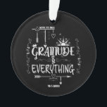 Ornamento Gratidão Chalkboard é tudo nota sobre si mesmo<br><div class="desc">Às vezes só precisamos de um lembrete para sermos gratos. Esta Gratidão é Tudo que a design de "Nota para o Próprio" faz exatamente isso, e faz isso no bonito estilo legal! Nós tornamos o fundo do quadro negro, mas também o tornamos personalizável, para que você possa ter um fundo...</div>