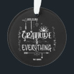 Ornamento Gratidão Chalkboard é tudo nota sobre si mesmo<br><div class="desc">Às vezes só precisamos de um lembrete para sermos gratos. Esta Gratidão é Tudo que a design de "Nota para o Próprio" faz exatamente isso, e faz isso no bonito estilo legal! Nós tornamos o fundo do quadro negro, mas também o tornamos personalizável, para que você possa ter um fundo...</div>