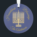 Ornamento Hanukkah Abençoa Menorah Dourada personalizada<br><div class="desc">Adicione o seu nome a este ornamento azul de Hanukkah Blessings com um estilo moderno de ouro Menorah e um texto elegante de tom de ouro para um estilo personalizado. Este simples gráfico da Menorah é o meu design original com um padrão de pontos na base, escassas velas mais leves...</div>