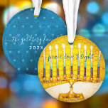 Ornamento Hanukkah Peace Love Light Yellow Menorah Keepsaame<br><div class="desc">"Paz, amor e luz." Uma ilustração digital detalhada de uma menorah brilhante, colorido, amarela e dourada artística ajuda você a lançar no feriado de Chanucá no estilo. No verso, seu nome personalizado e ano e uma pequena estrela azul do padrão David sobrepõe um fundo azul texturizado. Sinta o calor e...</div>