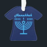 Ornamento Hanukkiah Happy Hanukkah Holiday Menorah<br><div class="desc">Símbolo Hanukkiah. Feliz Festa de Hanukkah Feriado Judeu Menorah Azul. Decoração de Feriado Judeu Chanukkah com o símbolo decorativo tradicional de Chanuka - Marinho Blue color hanukkiah menorah, candelabro com velas, estrela de David e ilustração azul neon brilhante. Festa de Chanucá das Luzes Decoração do Evento. Jerusalém, Israel. Home >...</div>