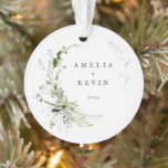 Ornamento Imagem Personalizada de Nomes Personalizados da Te<br><div class="desc">Completamente personalizável,  este design apresenta uma elegante paisagem verde que enquadra seus nomes e data,  com fotos no verso. Esta é uma parte da minha coleção chamada "Terra Verde".</div>