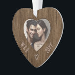 Ornamento Iniciais Russos na Madeira - Foto Cardíaca de Olho<br><div class="desc">Para a natureza, decoração de feriado ou para comemorar um quinto casamento de aniversário, este quadro fotográfico em forma de coração de efeito de madeira é a resposta! Uma imagem de formato normal será automaticamente enquadrada pelo recorte e você também pode adicionar iniciais e data personalizadas. Há até espaço para...</div>
