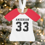 Ornamento Jersey Red Baseball Personalizado<br><div class="desc">Celebre sua estrela de beisebol com este ornamento personalizado de camisa vermelha e branca de pinstripe. Perfeito para comemorar uma estação especial,  jogador ou equipe. Personalize-o com um nome e número para criar uma manutenção exclusiva.</div>