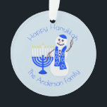 Ornamento Lembrança de Menorah Chrismukkah do boneco de neve<br><div class="desc">Personalize um lado destes boneco de neve e Menorah de Hanukkah para esse de um ornamento amável da lembrança. Um lado tem um círculo do texto onde você pode personalizar e personalizar o fraseio a seu índice dos corações: adicione o ano onde você foi casado, criar ornamento do Hanukkah de...</div>