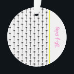 Ornamento Local do Padrão da Árvore Palm Viagem Beach Coasta<br><div class="desc">Palm Tree Silhouette em preto sobre fundo branco, jato amarelo. LOCALIZAÇÃO Personalizada a rosa. Fácil de personalizar texto, cor do texto, fonte. Guarda-Viagem de excelente para QUALQUER lugar, Lugar Favorito, Souvenir de Férias, Favor de Reunião Familiar, Lover de Praia, Keepsasael de Lua de Honra, Tema do Partido. Moderno, Costeiro, Chic....</div>