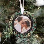 Ornamento Maravilha Negra Marrita e Feliz 2 Foto<br><div class="desc">Este maravilhoso ornamento de manutenção de férias de recém-casados apresenta uma exuberante e festiva coroa de folhas de ouro, verde de Natal e bagas brancas em um fundo negro moderno. Sua foto de casamento pessoal vai ao centro junto com as palavras "Casado e Feliz", e há até um lugar para...</div>