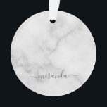 Ornamento Marble Branco de Nome Personalizado de Script Mode<br><div class="desc">Nome Personalizado do Script Moderno Gift Branco com nome personalizado no estilo de fonte do script moderno da cinza em fundo de mármore branco.</div>
