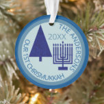 Ornamento Marinho feliz Interfé Chrismukkah Foto Keepsaké<br><div class="desc">Personalize este adorável ornamento CHRISMUKKAH NOSSAS 1RUAS em marinho e azul claro para uma espécie de família gentil. Da simples árvore azul de Natal marinho até o correspondente menorah Chanucá azul marinho, este marinho escuro e o ornamento acrílico azul pastel comemorarão o seu primeiro feriado interreligioso combinado. O verso tem...</div>