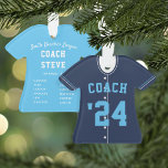 Ornamento Marinho & Light Blue Baseball Coach Team Jersey<br><div class="desc">Comemore uma época incrível para o treinador de beisebol dos seus filhos com este ornamento personalizado legal em uma marinho azul e azul claro. Personalize a frente com o ano, com "Treinador" acima, e adicione mais detalhes à parte traseira, incluindo nome do treinador, nome da equipe ou da liga, estação...</div>